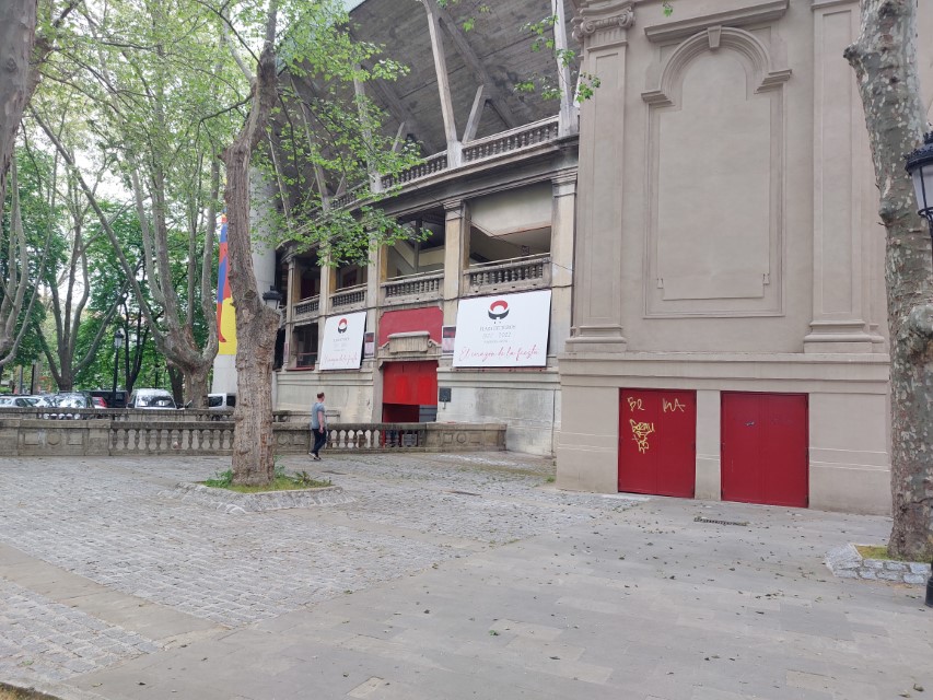 Plaza de Toros Pamplona mit Kindern