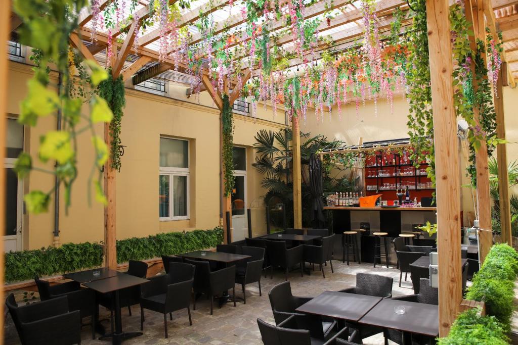 Brit Hotel Aux Sacres