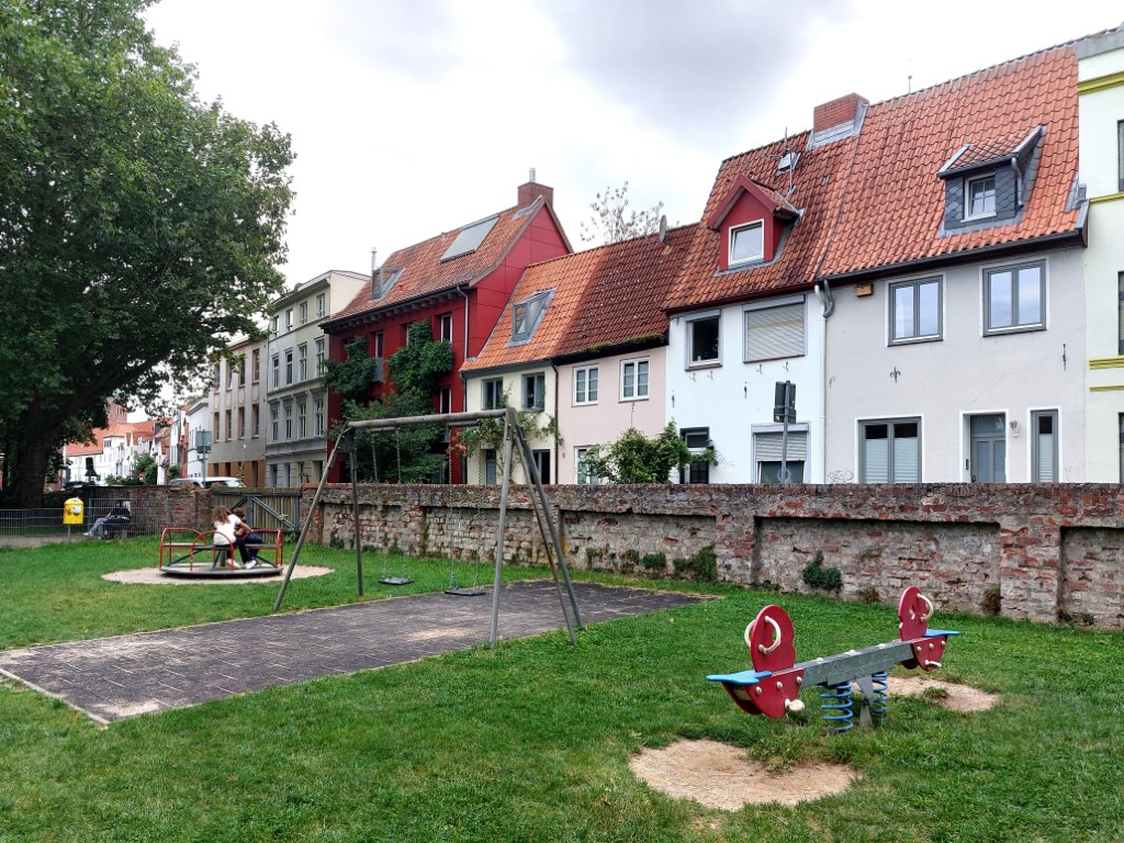 Spielplatz an der Mauer