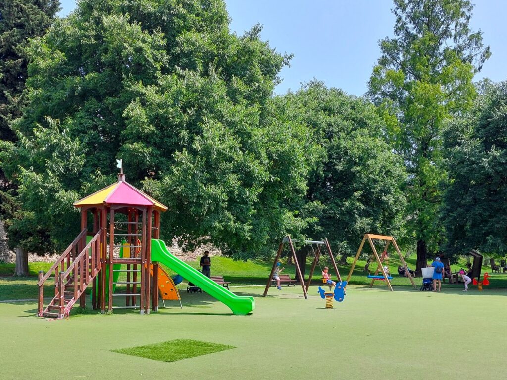 Spielplatz Lazise mit Kindern