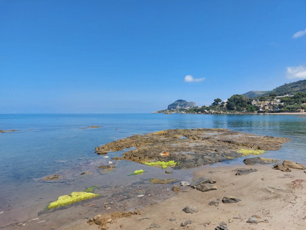 Strand in der Nähe von Residence Fontana Barone